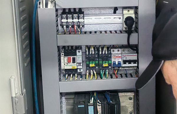 生產(chǎn)控制柜、水阻柜企業(yè)，維護、維修